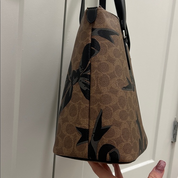 Coach (NWT) Gallery Tote Bag in Signature Canvas with Bow Print - Picture 5 of 14